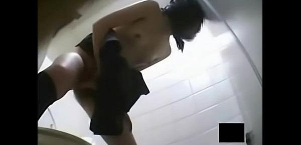  Japanese Schoolgirl masturbandose en el baño